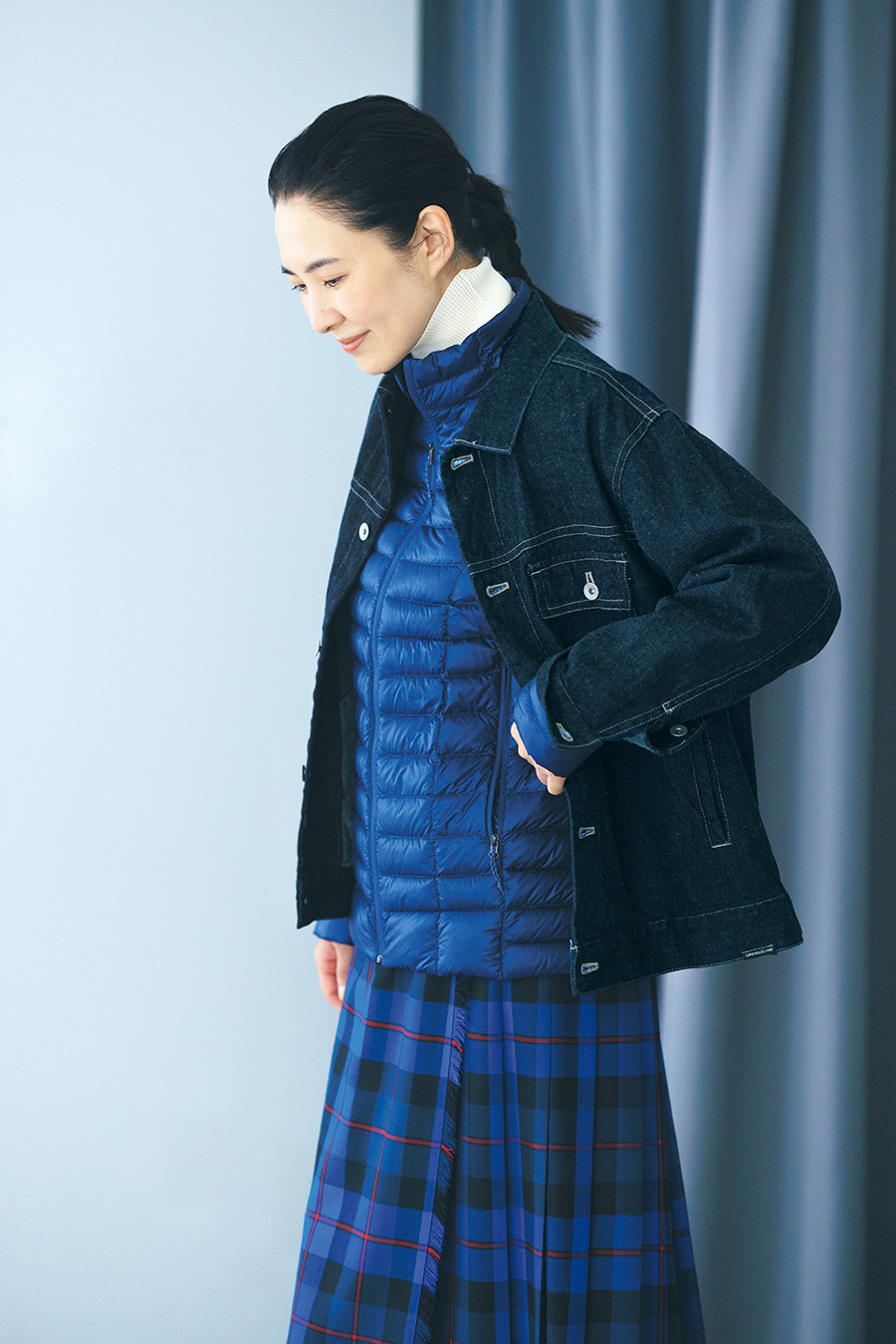 ニット¥19,800 /ボールジィ(トゥモローランド)、スカート¥42,900 /オニール オブ ダブリン×デミルクス ビームス(ビームス ハウス 丸の内)