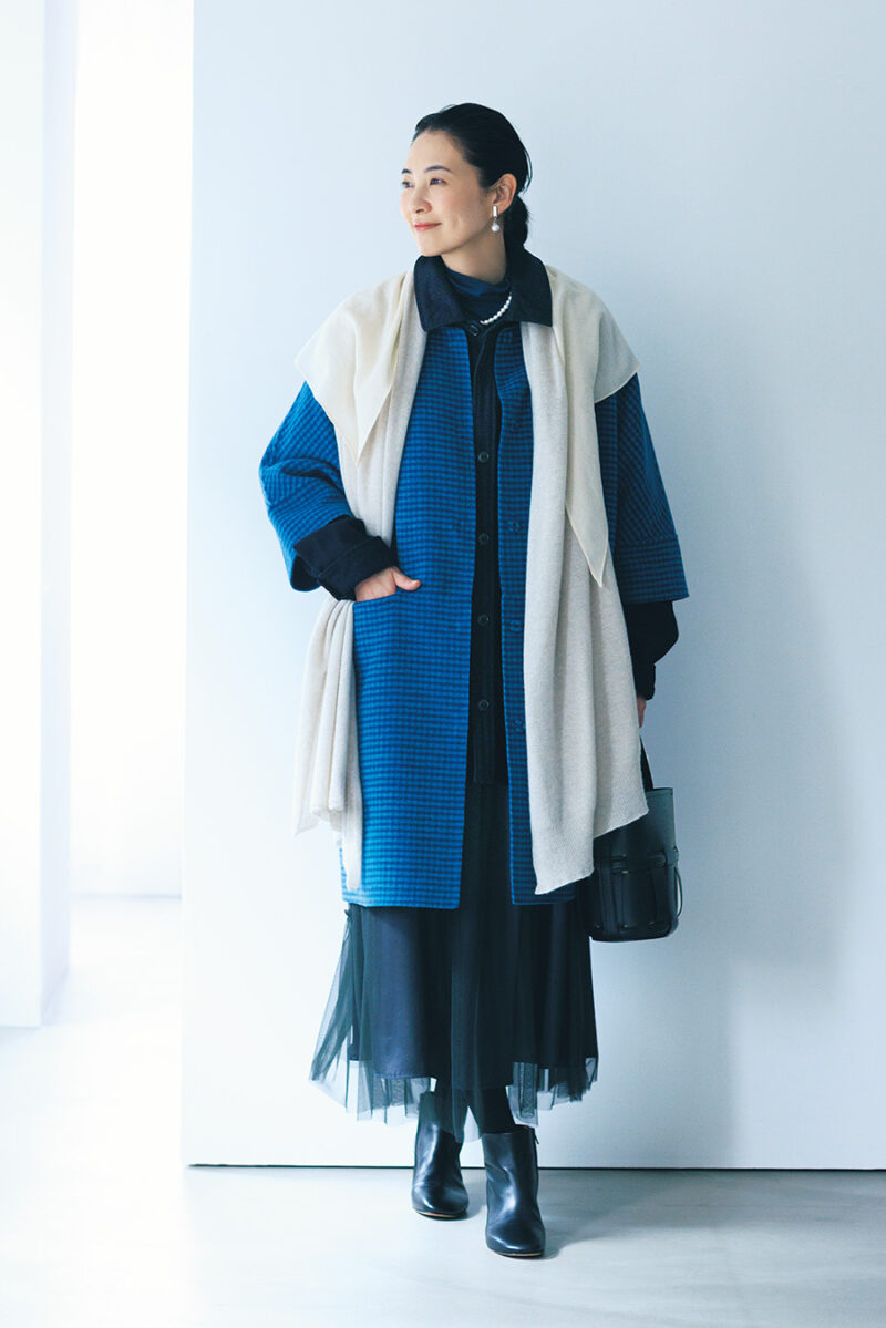 リバーシブルコート¥79,200 /タバサ(パパス)、ジャケット¥66,000 /ヤエカ(ヤエカアパートメント ストア)、カシミヤストール¥64,900 /パドカレ(パドカレ六本木)、レース付き三角ストール¥25,300 /エリテ(ケイエムディーファーム)、スカート¥29,700 /アデュー トリステス、タートルカットソー¥11,000 /マリン フランセーズ(マリン フランセーズ代官山店)、ネックレス¥10,800、イヤリング¥4,320 /ともにアビステ、ブーツ¥49,500 /ディヴィナ(金万)、バッグ¥52,800 /オルセット(オルサ)