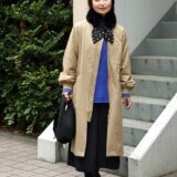 【スナップ】さえわたるブルーのニットを指し色に！ 50代の上品冬コーデ in表参道