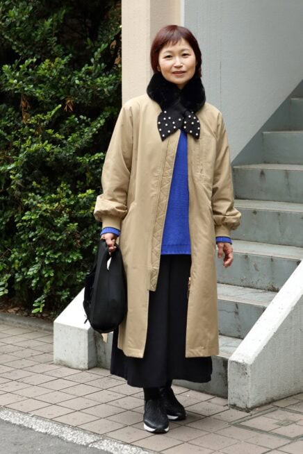 【スナップ】さえわたるブルーのニットを指し色に！ 50代の上品冬コーデ in表参道