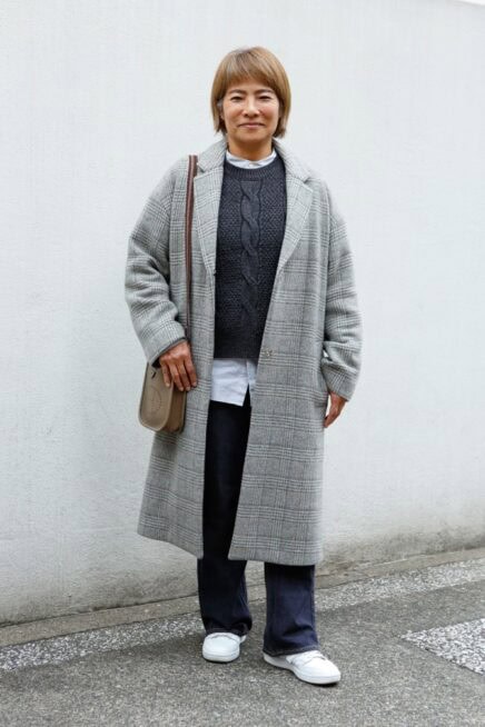 【スナップ】大人の都会派冬コーデ！ 「レキップ」のチェック柄コートはデニム×スニーカーで抜け感を