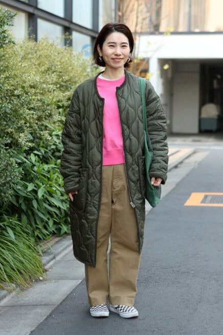 【スナップ】表参道で激写！ 「シンゾーン」のコート＆パンツに映える“ピンクスウェット”にキュン