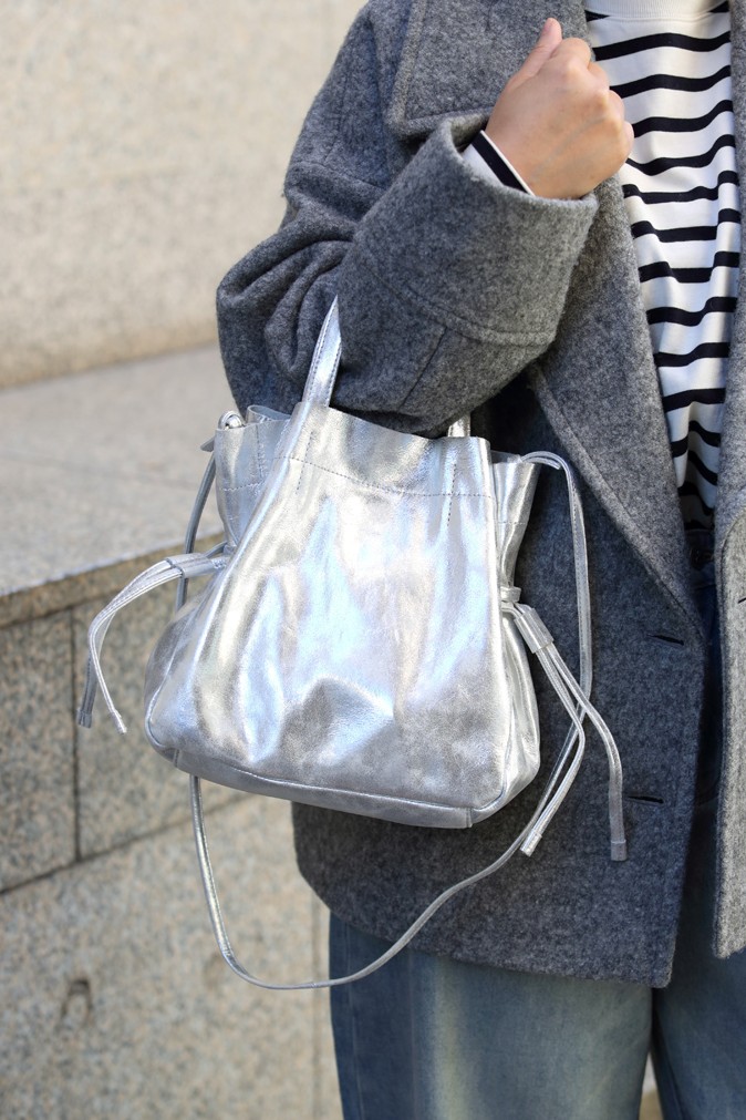 シルバーのバッグ