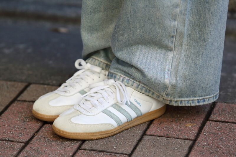 アディダスのスニーカー