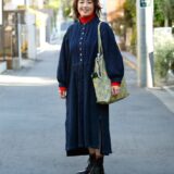 【スナップ】 “岡山デニム”のワンピースに挿し色ニットをレイヤード！ 50代の大人可愛いカジュアルスタイル