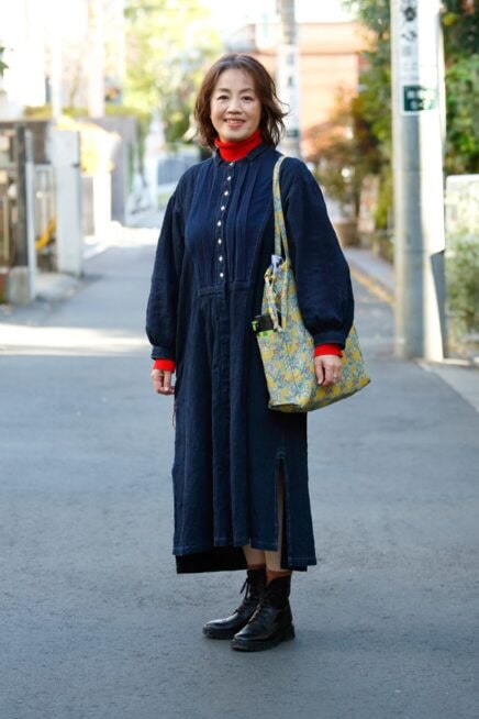 【スナップ】 “岡山デニム”のワンピースに挿し色ニットをレイヤード！ 50代の大人可愛いカジュアルスタイル