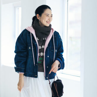 【50代のおしゃれアウター】
トレンドのデニムジャケットは「重ね着」で今っぽく！