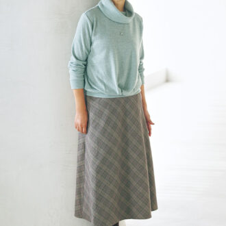 アクセサリー付きプルオーバー¥1,639、スカート¥2,189 /ともにハレイロ(しまむら)