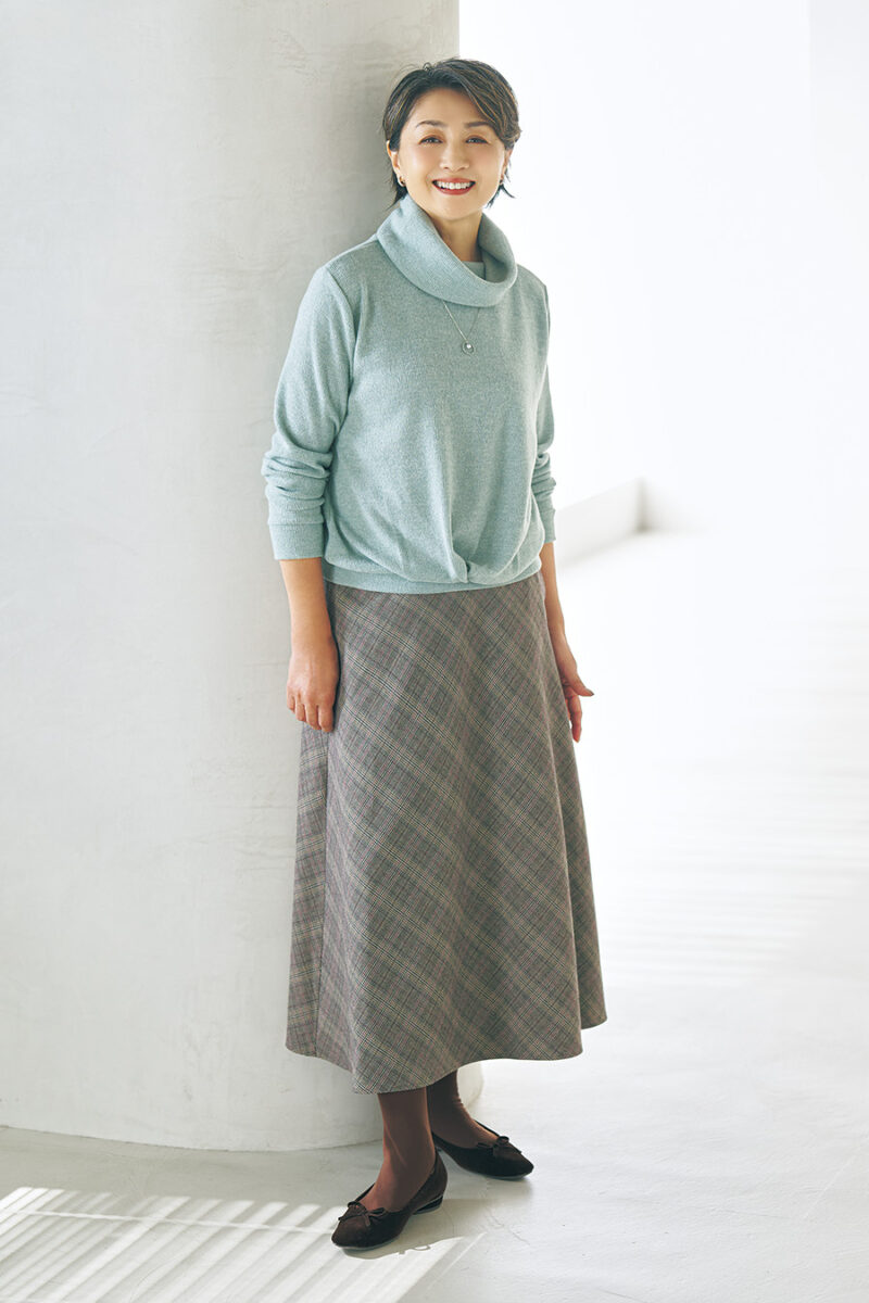 アクセサリー付きプルオーバー¥1,639、スカート¥2,189 /ともにハレイロ(しまむら)