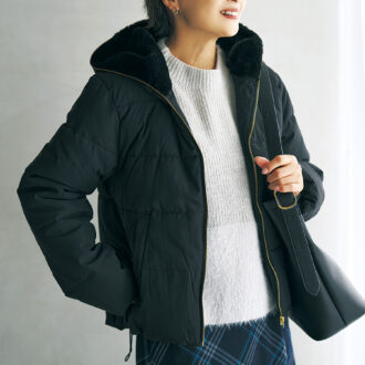 ジャケット¥3,289、ニットプルオーバー¥2,189、スカート¥2,189、バッグ¥2,420/すべてハレイロ(しまむら)