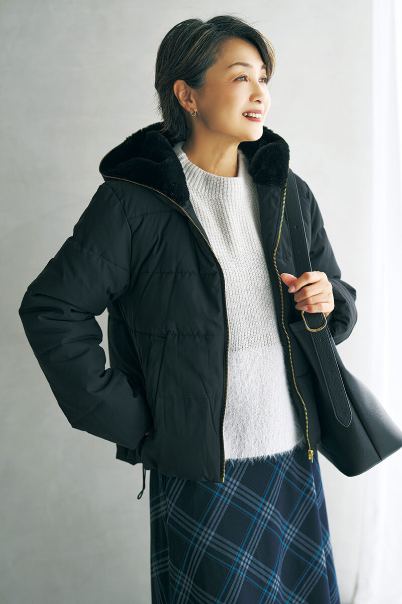 ジャケット¥3,289、ニットプルオーバー¥2,189、スカート¥2,189、バッグ¥2,420/すべてハレイロ(しまむら)