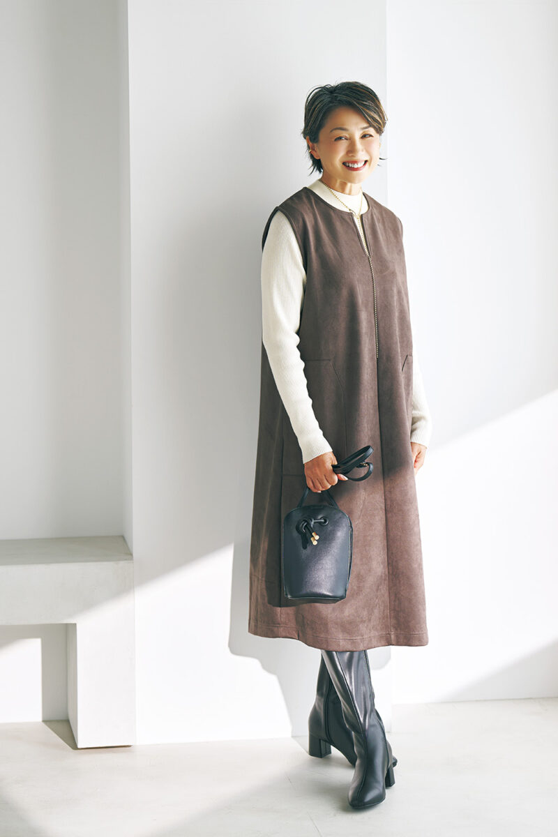 ジャンパースカート¥1,639、ニット プルオーバー¥1,639 、ショルダー バッグ¥1,969/すべてハレイロ(しまむら)