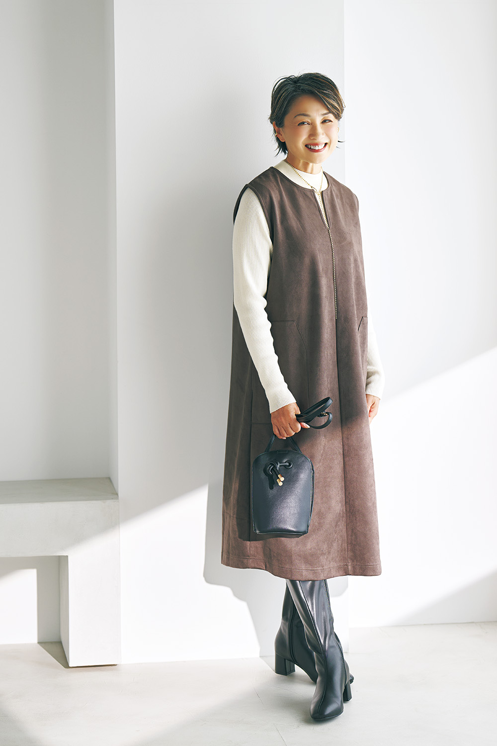 ジャンパースカート¥1,639、ニット プルオーバー¥1,639 、ショルダー バッグ¥1,969/すべてハレイロ(しまむら)