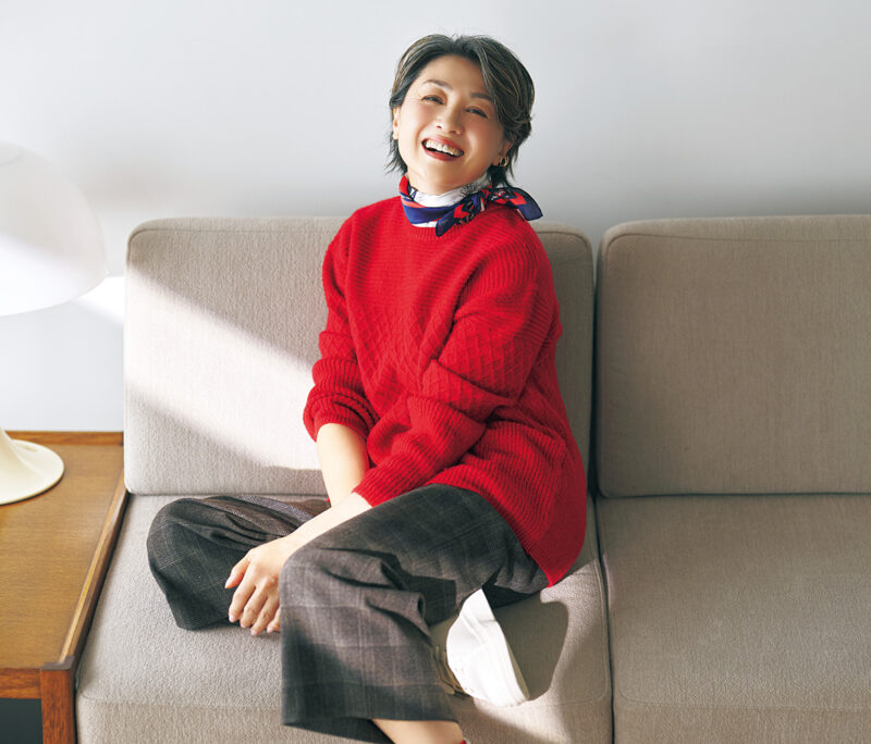 ニットプルオーバー¥2,189、ワイドパンツ¥2,420/ともにハレイロ(しまむら)