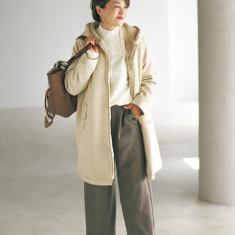 コート¥3,289、ニットプルオーバー¥2,189、ワイドパンツ¥2,420、バッグ¥2,420 /すべてハレイロ(しまむら)