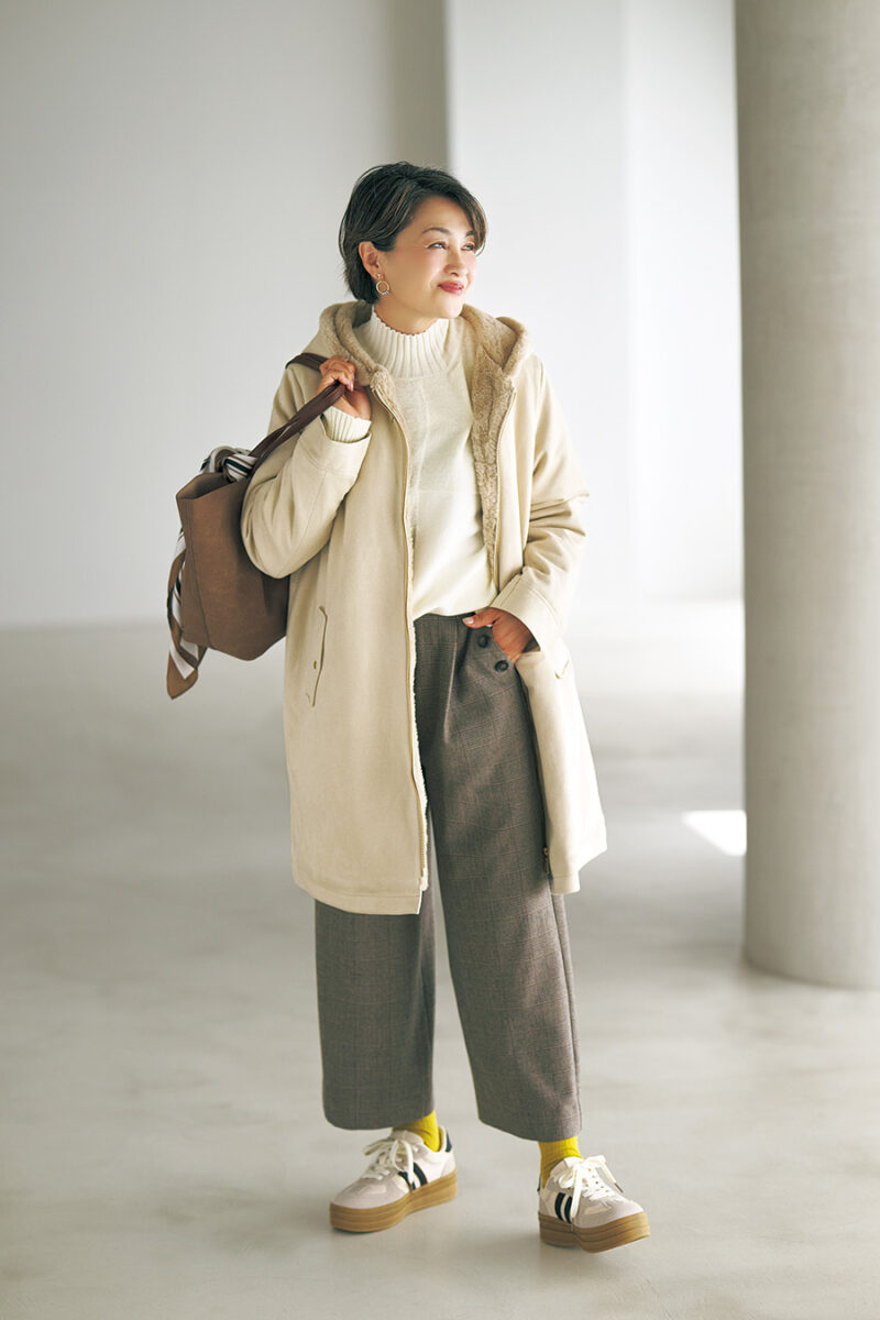 コート¥3,289、ニットプルオーバー¥2,189、ワイドパンツ¥2,420、バッグ¥2,420 /すべてハレイロ(しまむら)