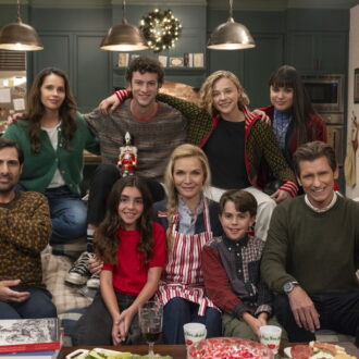 一家の大騒動を描いた心温まるコメディ『なんて楽しいクリスマス！』© Amazon Content Services LLC