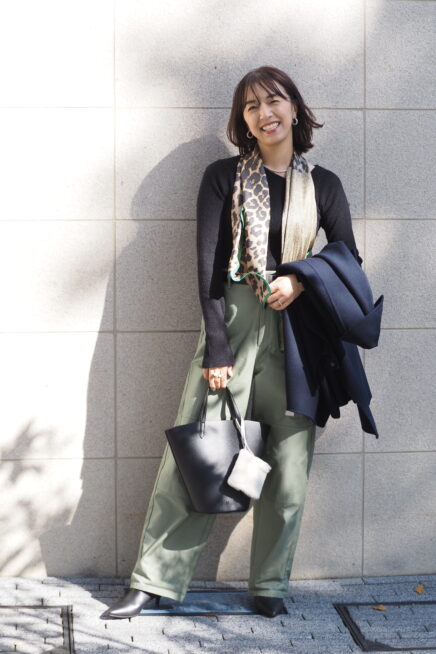【スナップ】大人世代におすすめの“抜け感ワークパンツ”コーデを紹介！ 「マニプリ」のスカーフで上品に
