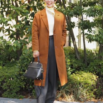 【スナップ】大人の好印象コーデ術を拝見！ ポイントにイエローをきかせて表情を明るく