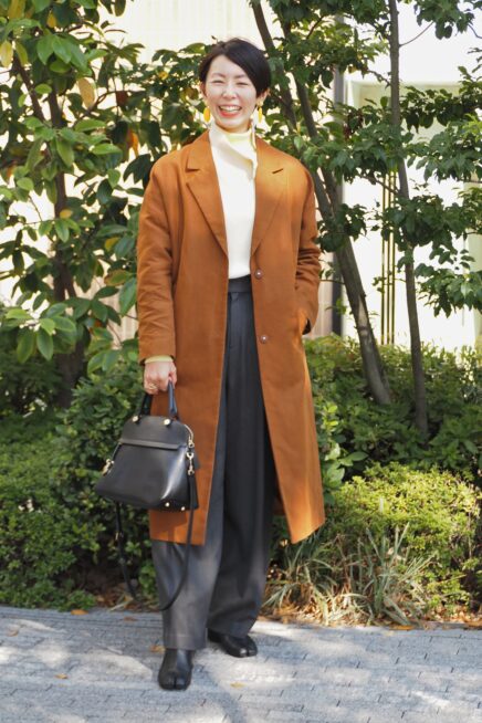 【スナップ】大人の好印象コーデ術を拝見！ ポイントにイエローをきかせて表情を明るく