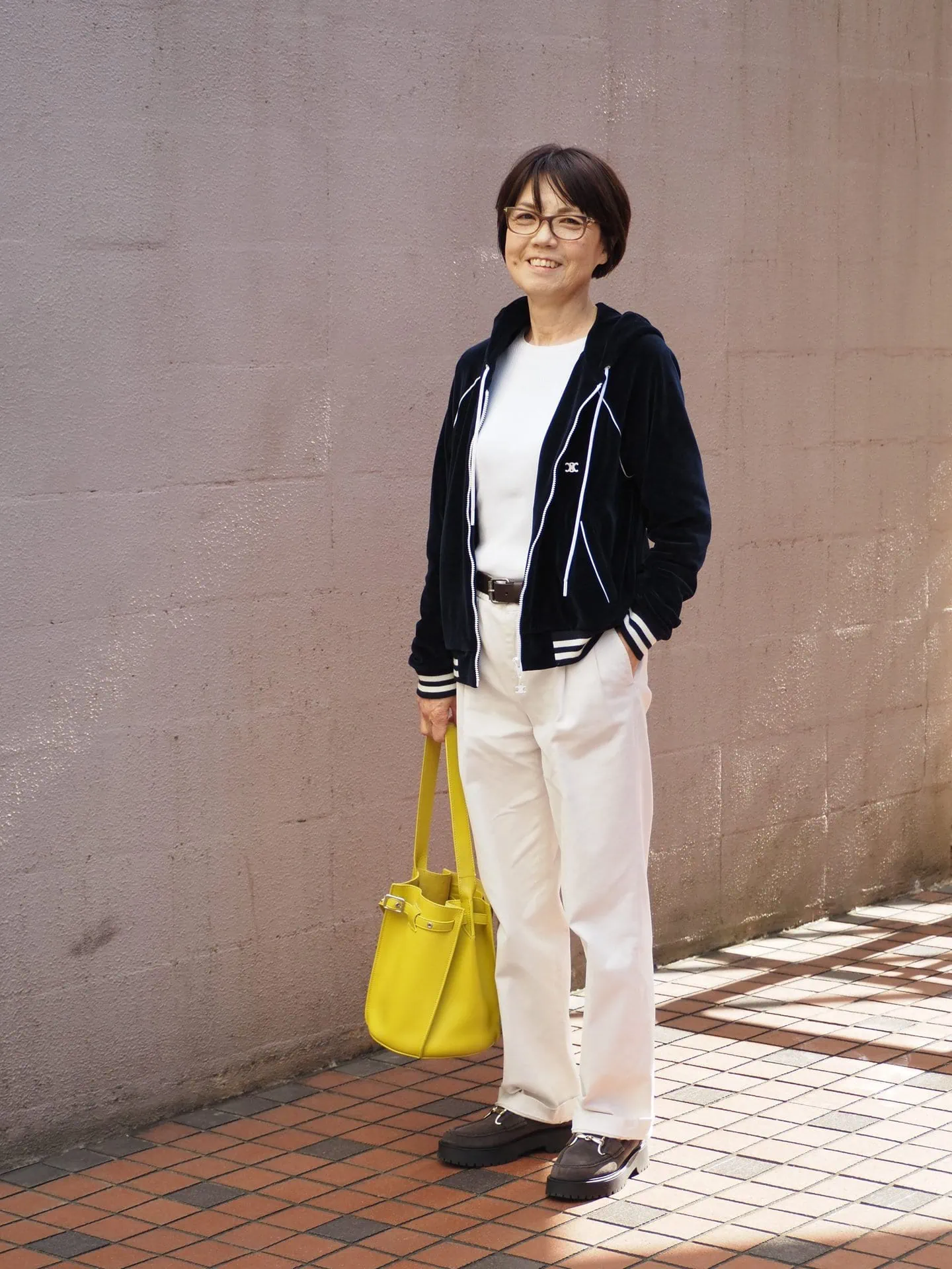 【50代のスナップ集】「無難に見える」を回避するには？ 挿し色コーデ6選