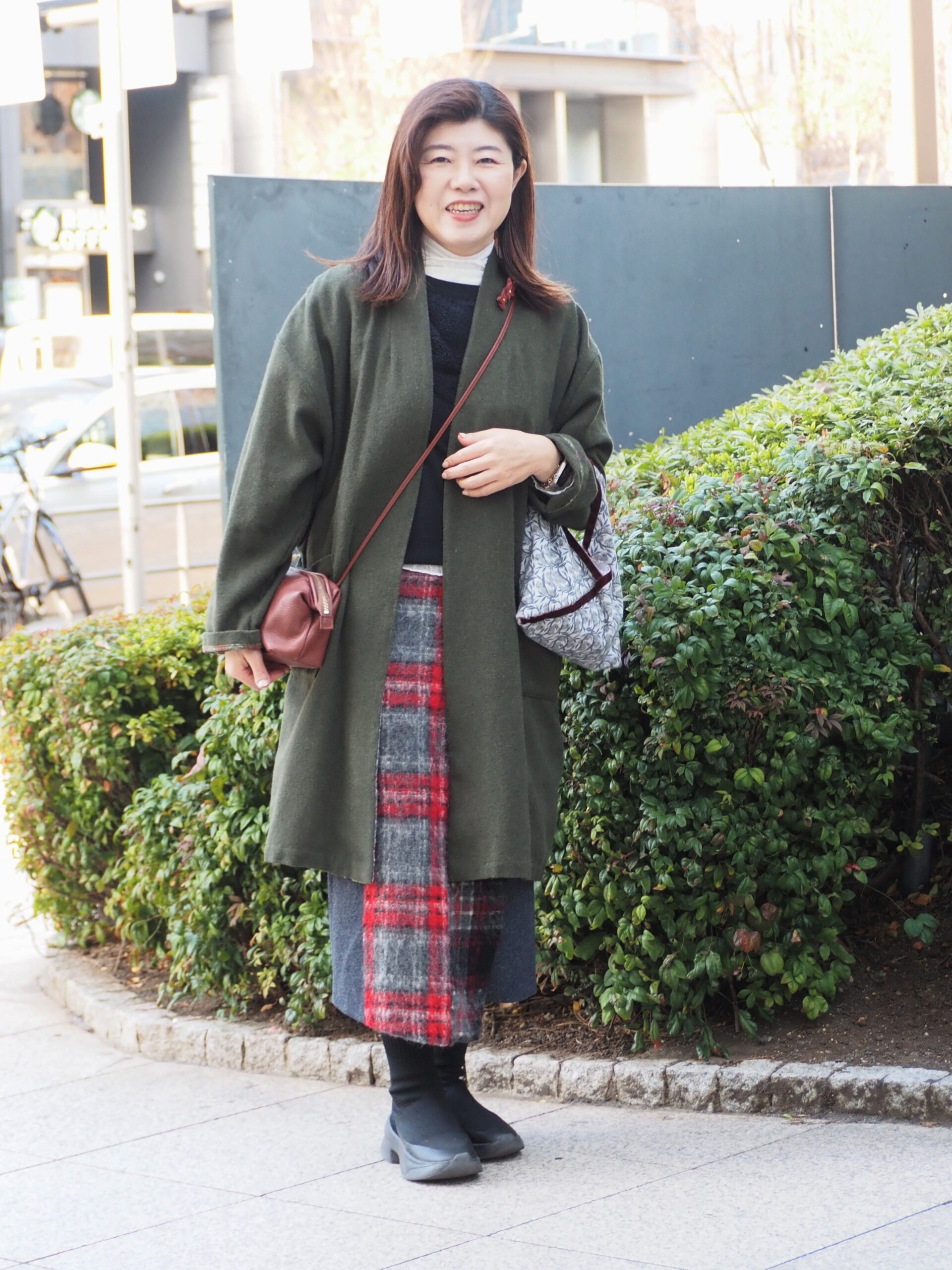 【1週間スナップ】50代の冬コーデ、あか抜けのコツは？ 色・柄使いがおしゃれな7名をピックアップ