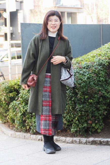 【スナップ】50代が真似したいクリスマスコーデ！ カーキ×赤チェックで魅せる大人カジュアル