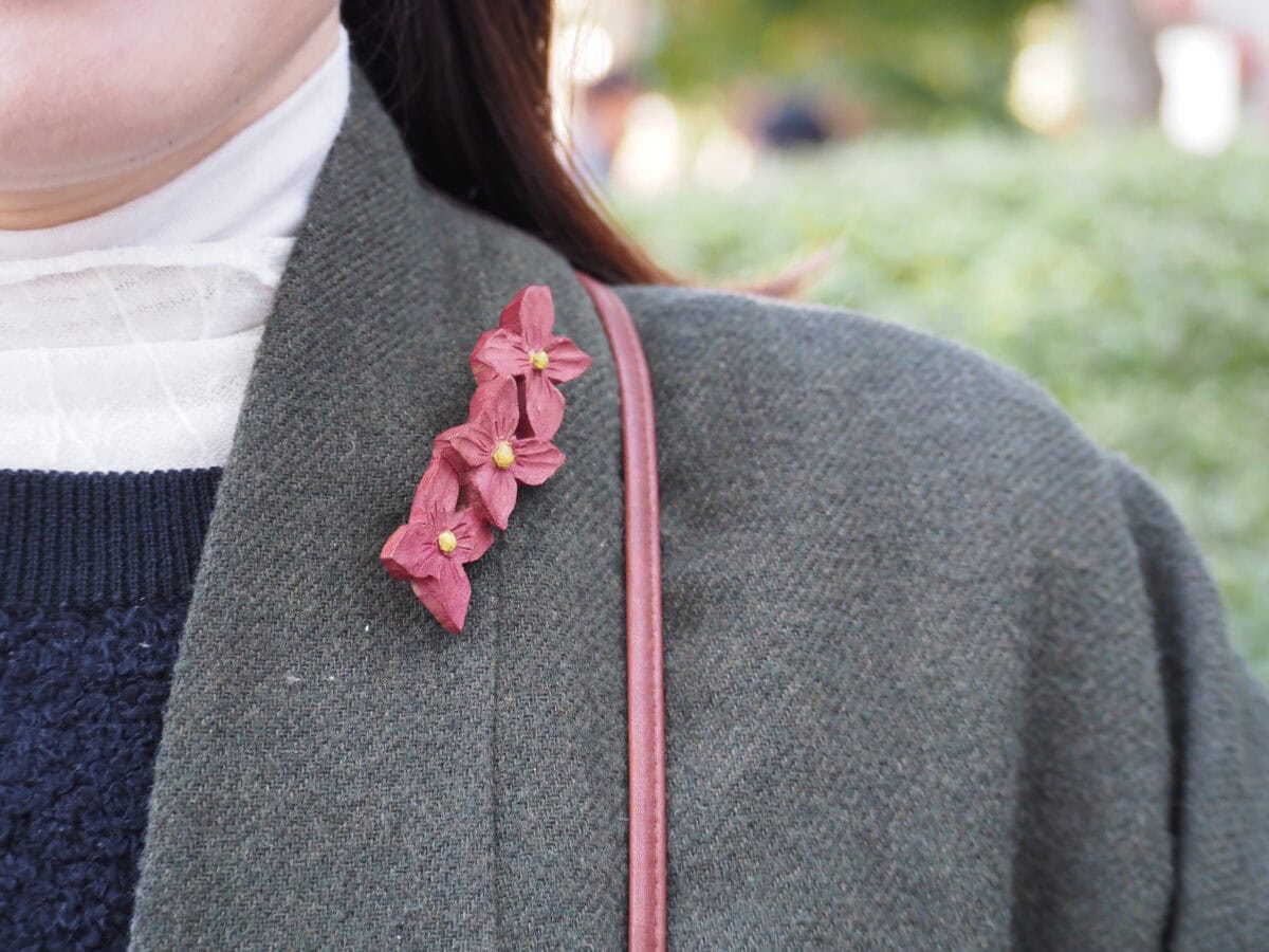 手作りのブローチ