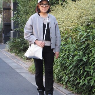 【スナップ】50代のモノトーンコーデは小物使いで差がつく！ ヘビロテ中の天然石ネックレスがお守り代わり