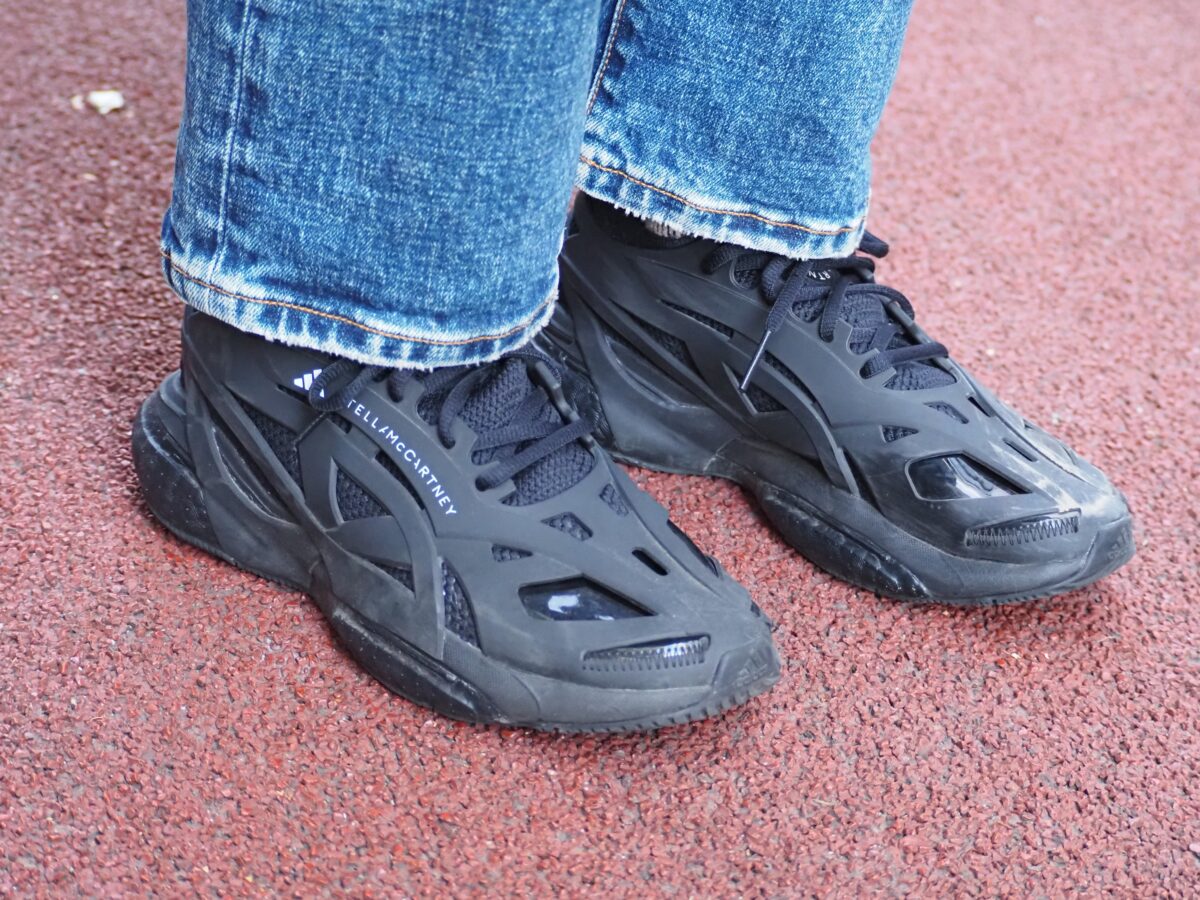 アディダスのスニーカー