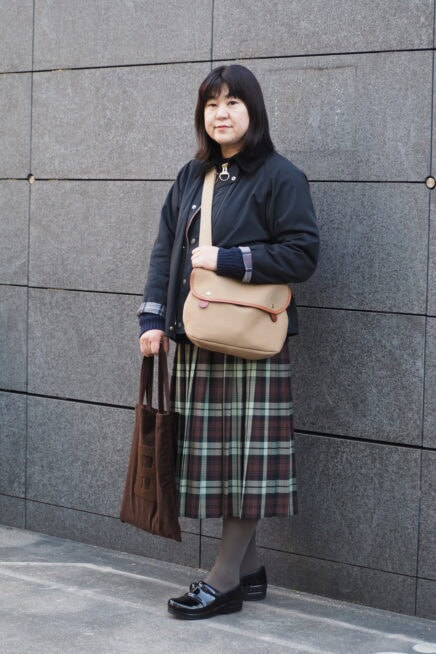 【スナップ】冬は「オニール」のチェック柄スカート一択！ メンズライクな「バブアー」との絶妙バランスが◎
