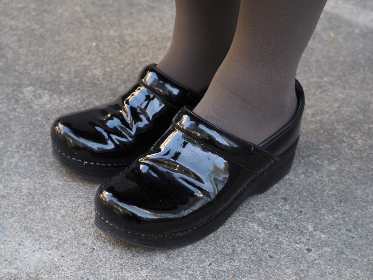 ダンスコのエナメルバッグ