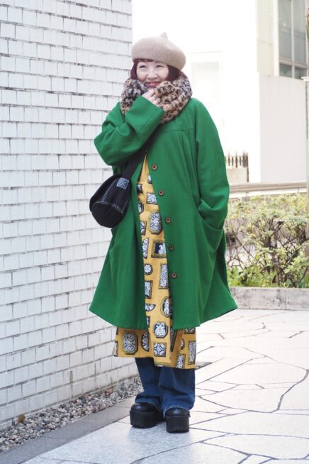 【スナップ】クリスマスの表参道に映える！ コート×柄ワンピで個性派カジュアル