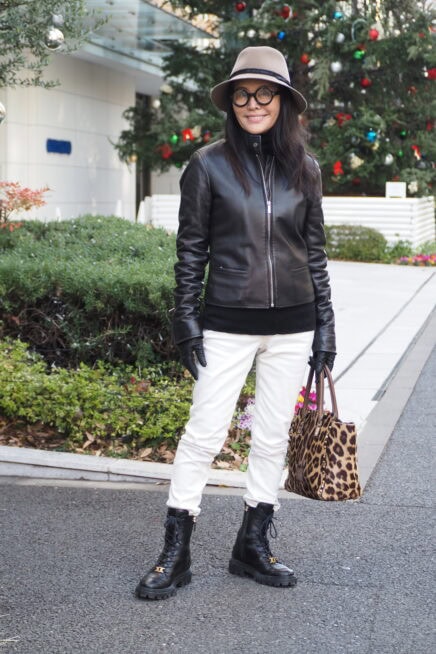 【スナップ】レザー×小物で遊ぶ辛口コーデ！ トレードマークの帽子は「ミチコ ウエダ」の特注品