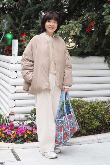 【スナップ】冬はきれいめダウン一択！ ドイツのクリスマスマーケットで見つけた“とっておき”をアクセントに