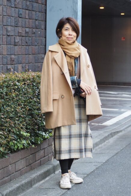 【スナップ】大人の冬コーデは“キャメル”が主役！ チェック柄スカート×デニムでカジュアルに