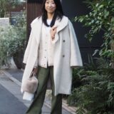 【スナップ】50代のおしゃれさんを表参道で激写！ 白アウターで叶える大人のきれいめカジュアル