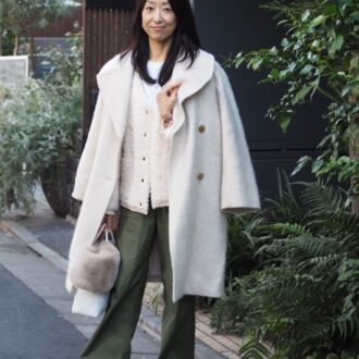 【スナップ】50代のおしゃれさんを表参道で激写！ 白アウターで叶える大人のきれいめカジュアル