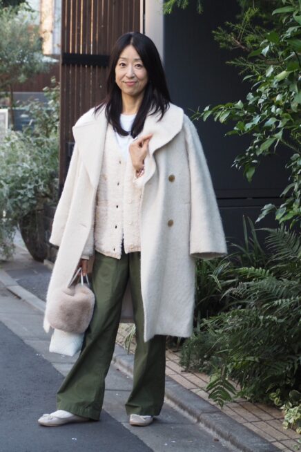 【スナップ】50代のおしゃれさんを表参道で激写！ 白アウターで叶える大人のきれいめカジュアル