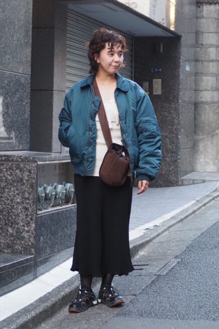 【スナップ】50代も取り入れやすい「MA-1」着こなしテク！ スポーティ×フェミニンの絶妙ミックスが肝