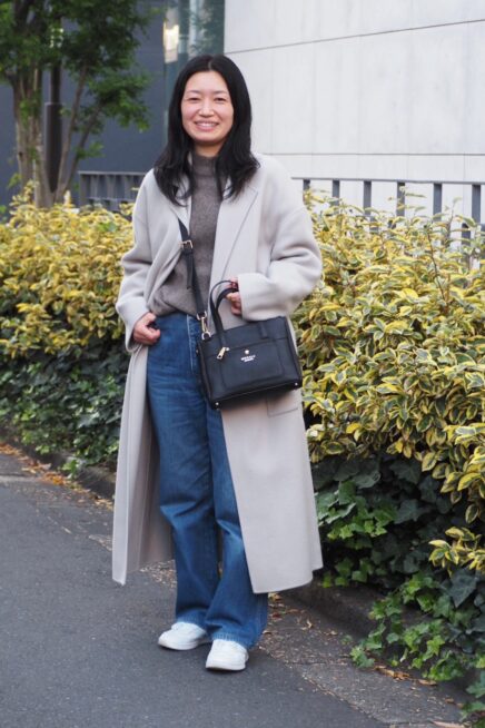 【スナップ】色違いでそろえたい「無印良品」のニットが優勝！ 冬の大人カジュアルは淡色アウターで整える