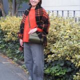 【スナップ】50代も参考にしたいカラーコーデを紹介！ オレンジ×カーキの配色バランスが◎