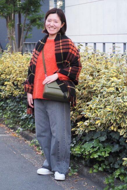 【スナップ】50代も参考にしたいカラーコーデを紹介！ オレンジ×カーキの配色バランスが◎