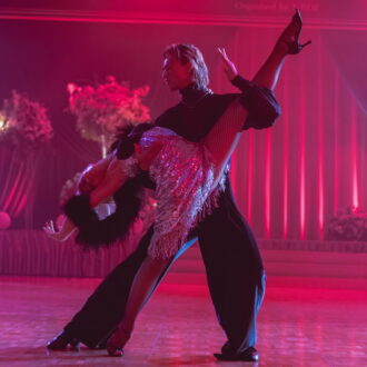 ラテンダンスの日本チャンピオンを演じる竹内涼真と土居志央梨。Netflix映画『10DANCE』独占配信中