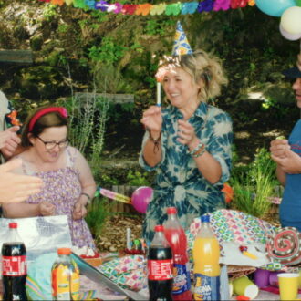 フランスで2024年年間興行収入No.1を記録した話題作。『サムシング・エクストラ！ やさしい泥棒のゆかいな逃避行』© 2024 CINE NOMINE - M6 FILMS - AUVERGNE-RHÔNE-ALPES CINEMA – SAME PLAYER - KABO FILMS - ECHO STUDIO - BNP PARIBAS PICTURES - IMPACT FILM