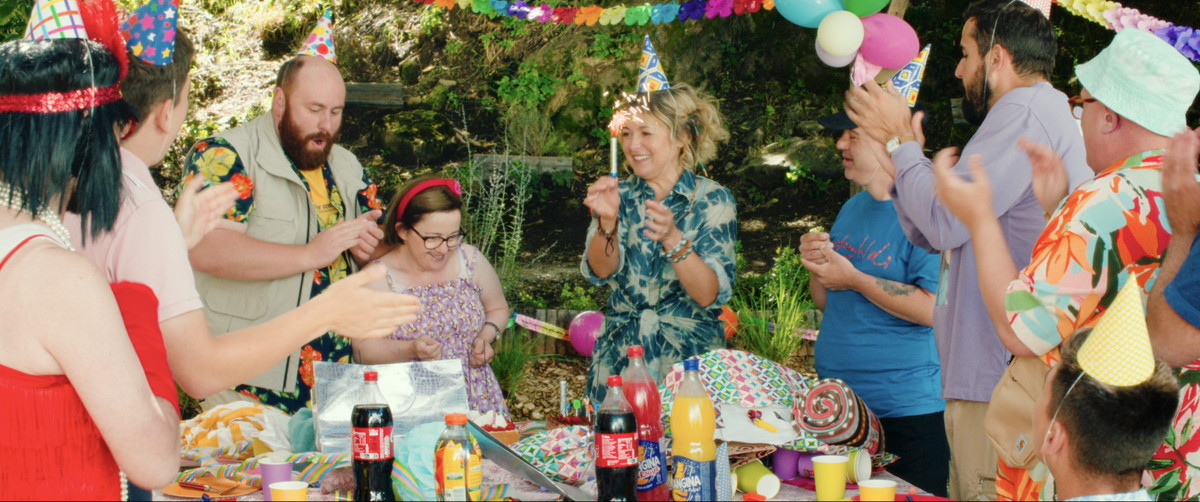 フランスで2024年年間興行収入No.1を記録した話題作。『サムシング・エクストラ！ やさしい泥棒のゆかいな逃避行』© 2024 CINE NOMINE - M6 FILMS - AUVERGNE-RHÔNE-ALPES CINEMA – SAME PLAYER - KABO FILMS - ECHO STUDIO - BNP PARIBAS PICTURES - IMPACT FILM