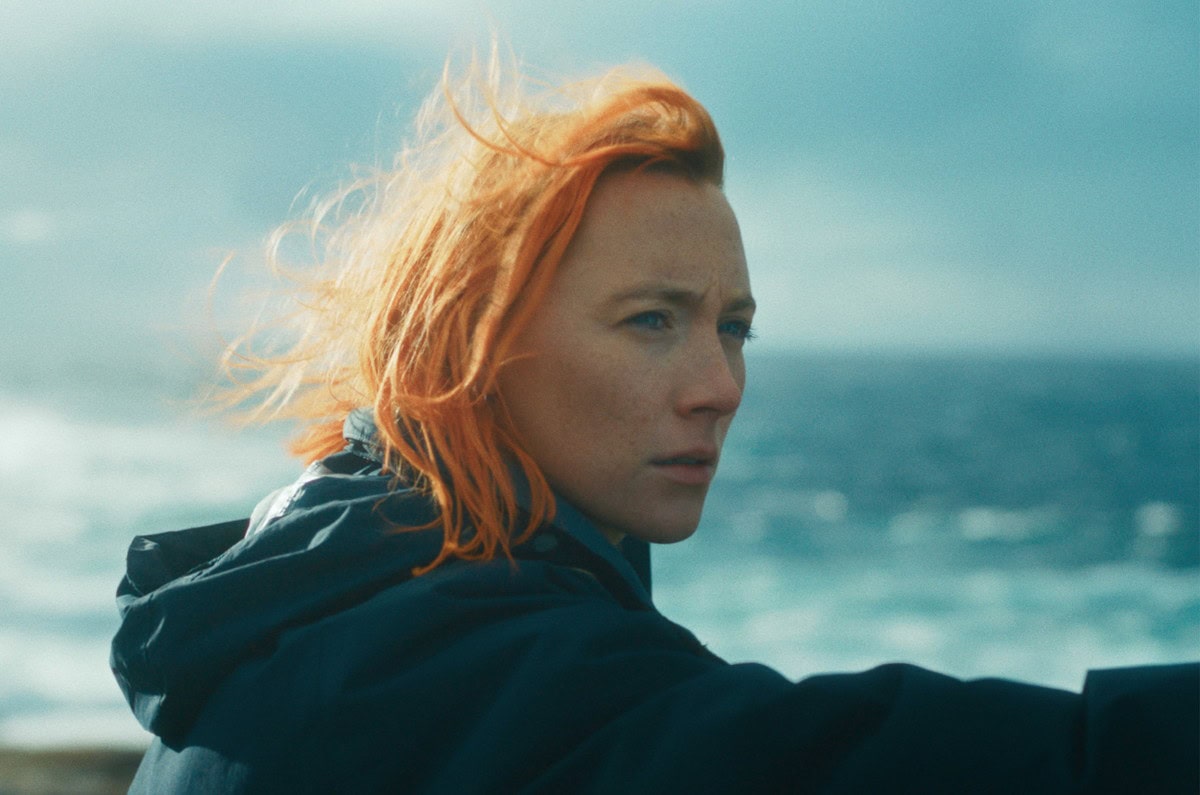 シアーシャ・ローナン主演『おくびょう鳥が歌うほうへ』© 2024 The Outrun Film Ltd., WeydemannBros. Film GmbH, British Broadcasting Corporation and StudioCanal Film GmbH. All Rights Reserved.