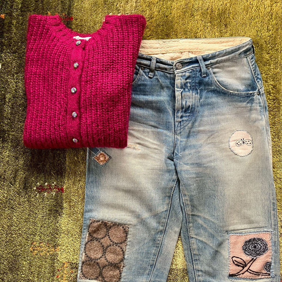 古着のニットには、ミナペルホネンのはぎれで作ったボタンを。デニムにははぎれを縫い付けてリメイク