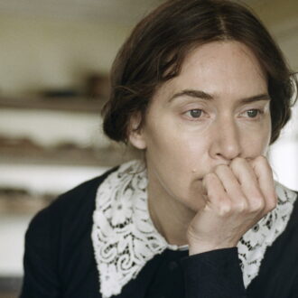 古生物学者のメアリーを演じるケイト・ウィンスレット。『アンモナイトの目覚め』© 2020 The British Film Institute, British Broadcasting Corporation and Fossil Films Limited