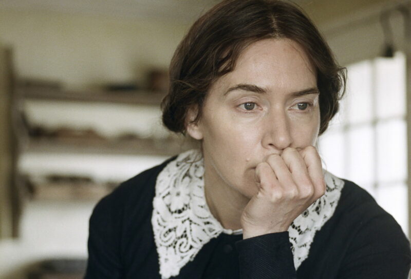 古生物学者のメアリーを演じるケイト・ウィンスレット。『アンモナイトの目覚め』© 2020 The British Film Institute, British Broadcasting Corporation and Fossil Films Limited